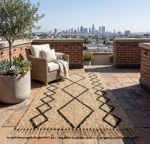 Alfombra de Yute Hecha a Mano con Patrón Geométrico de Diamantes Negros, Alfombra de Fibra Natural Estilo Boho, Alfombra Rústica para Sala de Estar - Product Image 3