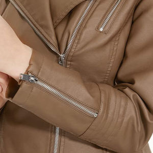 Blouson moto en similicuir marron pour femme, coupe ajustée, style streetwear, avec fermeture éclair et détails boutonnés chauffants - Product Image 5