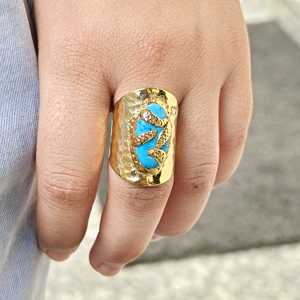 Bague de style luxueux en pierre ovale bleu turquoise, en laiton massif plaqué or 18 carats, texture martelée, large bande, bijoux faits à la main, bague bohème - Product Image 4