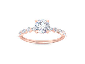 Anillo de Compromiso con Diamante Cultivado en Laboratorio de Corte Ovalado, Tres Piedras con Laterales en Baguette Cónicas, Anillo con Engaste de Garras Chapado en Rodio de 18k - Product Image 3