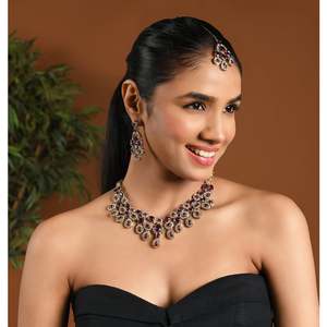 Juego de Collar, Pendientes y Maang Tikka con Piedra en Forma de Lágrima, Chapado en Platino, Tradicional, para Mujer (Vino) - Product Image 3