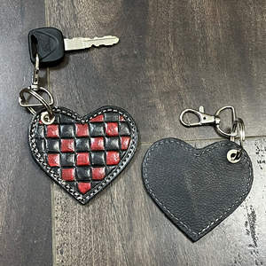 Porte-clés en cuir à carreaux en forme de cœur, style personnalisé, en stock, nouveau, vente en gros, souvenir de boutique, breloque de sac tendance, porte-clés pour cadeau - Product Image 6