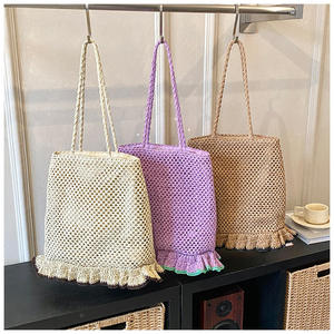 Añade un toque de fantasía a tu guardarropa con este bolso de hilo natural adornado con un precioso ribete de volantes para un look elegante. - Product Image 3