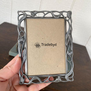Elegante Marco de Fotos Metálico, Adorno Decorativo de Lujo de Tradebyd - Product Image 1