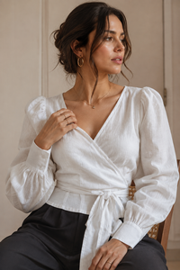 Chemisier élégant en coton tissé décontracté à encolure en V et taille nouée, blanc, à manches longues, pour le bureau et la mode estivale – Vente en gros - Product Image 2