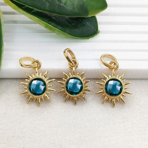 Colgante Redondo de Topacio Azul Londres con Forma de Sol, Chapado en Oro, Engastado en Collet, Joyería de Cuarzo LBT, Colgante de Gema Redonda de 6mm con Forma de Sol - Product Image 1