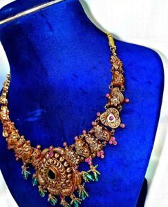 Collar tradicional indio de oro de 22k, estilo templo antiguo, tipo choker, con piedras rosas y verdes, disponible en ORO/PLATA/BRONCE - Product Image 4