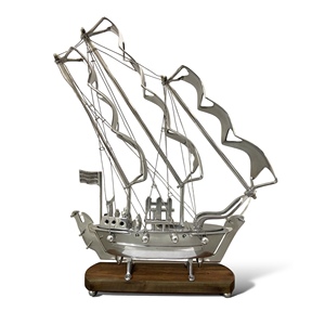 Grande Placca in Alluminio con Nave su Base in Legno SH3 - Product Image 1
