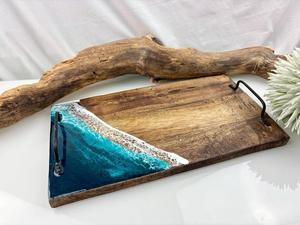 Bandeja de Servir Premium Hecha a Mano de Madera y Resina para Decoración de Hogar de Lujo y Uso en Mesa de Comedor - Product Image 1