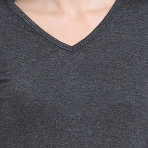 T-shirt de compression moulant à col en V pour femme, personnalisable avec logo, en tissu respirant à séchage rapide, idéal pour l'été - Product Image 5