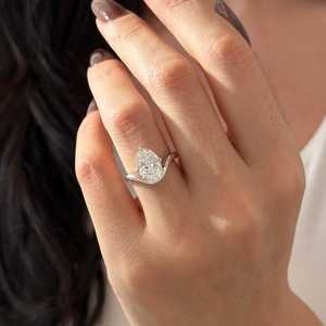 Anillo Solitario Curvo con Diamante Ovalado de 2.5 Quilates Cultivado en Laboratorio, E VVS2, Oro Blanco de 14k, Anillo de Compromiso con Engaste Bajo, Certificado IGI - Product Image 1
