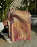 Sari de mariée en soie Banarasi de créateur, en viscose et rayonne, tissé à la main, de la célèbre actrice sud-indienne Jyotika Mam, long et drapé en une seule pièce.