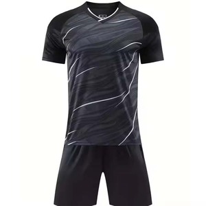 Tenue de football personnalisée conçue pour les équipes professionnelles, en textile de qualité supérieure offrant un ajustement optimal, un confort léger et un confort supérieur. - Product Image 5