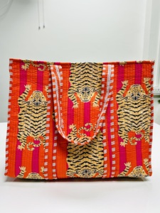 Bolso Tote Hecho a Mano con Estampado de Tigre |   Bolso de Hombro Acolchado de Algodón |   Bolsa de Compras con Estampado Animal |   Bolsa de compras diaria para mujer - Product Image 4
