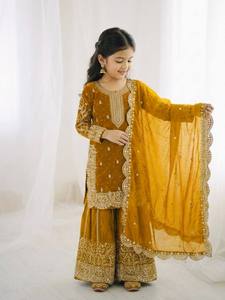 Robe Anarkali Traditionnelle Brodée Dorée pour Filles, Style Indien et Pakistanais, Coupe Classique, Longueur Cheville, en Soie, Idéale pour Mariages - Product Image 2
