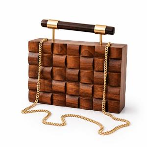 Pochette de soirée artisanale en bois poli avec poignée chaîne dorée pour mariage, fête ou cadeau - Product Image 3