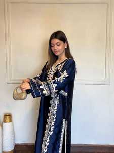 Kaftan en satin de rayonne brodé avec pantalon et dupatta assortis, coupe classique, motif floral blanc, style indien, infroissable, pour mariage et protection solaire - Product Image 2