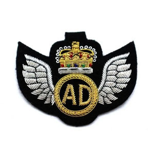 Insignias bordadas a mano de alta calidad con diseño personalizado en tela de sarga, insignia de corona con hilo de oro. - Product Image 3