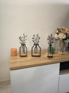 Objet de décoration élégant en métal noir, avec trois motifs de vases à fleurs, idéal pour les tables de salon, de chambre et de couloir, provenant d'Inde. - Product Image 6