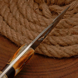 Cuchillo de caza artesanal de acero de Damasco con hoja de punta caída, mango de asta y virola dorada, a la venta a un precio razonable. - Product Image 5