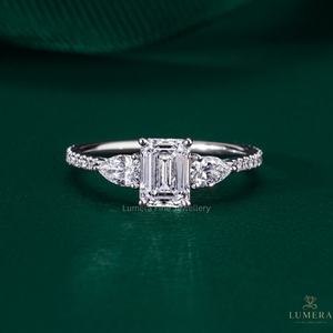 Elegante Anillo de Compromiso con Diamante Corte Esmeralda Claridad VVS2 Solitario Premium Disponible en Monturas de Oro Sólido de 9k, 10k, 14k y 18k - Product Image 1