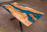 Table à manger moderne en résine à bord naturel, design rivière en époxy bleu, 6 places, en teck, pour entrée d'hôtel de luxe