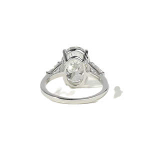 แหวนเพชรทรงบาแกตต์ปลายเรียวประดับเพชรด้านข้าง แหวนเพชรรูปไข่เพาะเลี้ยงคุณภาพพรีเมียม ทองคำแท้ 18K แหวนหมั้นแบบ 4 กรงเล็บ - Product Image 5