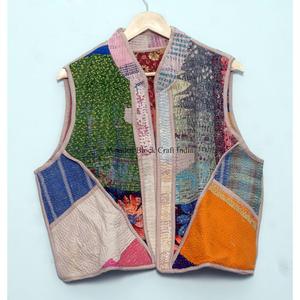 Veste-gilet Kantha artisanale tendance au style moderne, unique et réversible, avec col en V, de la boutique. - Product Image 6