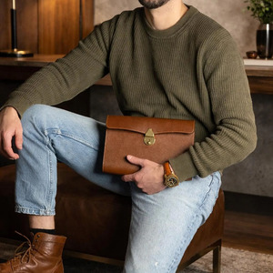 Bolso de mano de cuero genuino premium con organizador de llaves inteligente, almacenamiento compacto y cremallera de alta calidad a un precio asequible. - Product Image 1