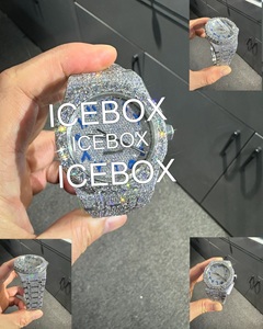 Reloj Digital Personalizado con Caja Redonda y Cristales de Moissanita, Resistente al Agua hasta 10 Bares, Acero Inoxidable de Dos Tonos, Cierre de Pulsera VVS - Product Image 2