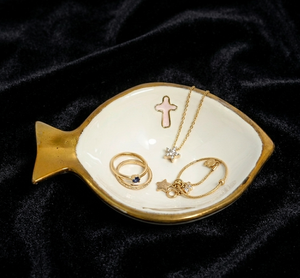 Bandeja de aluminio artesanal con forma de pez, con esmalte color burdeos intenso, detalles en latón y un elegante motivo central blanco. - Product Image 6