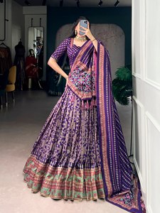 Lehenga Choli au design inoubliable, richement texturé en soie Taser, rehaussé d'un travail de broderie scintillant emblématique pour un look festif intemporel. - Product Image 3