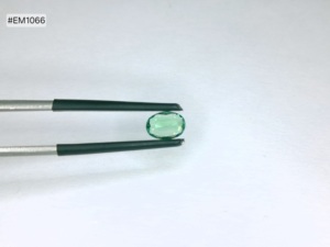 Esmeralda de Zambia de grado 3A, corte ovalado facetado, 0.77ct, piedra preciosa natural suelta, color verde brillante y claridad fina para joyería de anillos. - Product Image 6