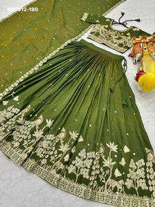 ชุดอินเดียแบบหนักแน่น NC Vichitra พร้อมงานปักดิ้นและงานปักด้ายแบบประณีต ชุดเลเฮนกา-โชลีสำเร็จรูปจากซัพพลายเออร์ในอินเดีย - Product Image 6