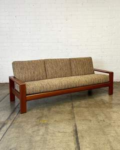 Canapé en teck de style classique avec coussins rembourrés - Product Image 1