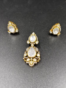 Ensemble de bijoux vintage plaqué or Amaira Jewels SM-905, collier, boucles d'oreilles et bague pour femme, orné de cristaux et de strass en forme de poire. - Product Image 4