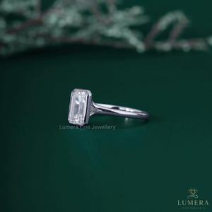 Anillo con Diamante Cultivado en Laboratorio de 2.05 Quilates, Corte Esmeralda, Color E, Engaste de Bisel, VS1, Certificado IGI, Oro Sólido de 10k/14k/18k, Regalo de Compromiso de Lujo - Product Image 3