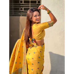 Sari de Seda Baluchari Amarillo Oscuro con Tejido Zari de Elite Weaves, 650g, Elegante Vestido de Novia - Product Image 2