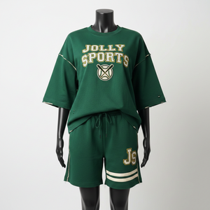 Ensemble T-shirt et short en jersey de coton vert foncé pour femme, imprimé avec logo personnalisé, tenue streetwear, 100% coton, crop top et short - Product Image 1