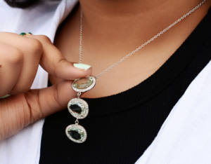 Achetez un collier en argent 925 avec trois pierres d'améthyste verte Ethereal Mint, style tendance, en vente. - Product Image 3