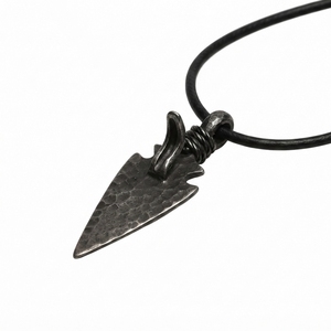 Collier en acier au carbone forgé à la main, pendentif traditionnel fabriqué par un forgeron, design rustique durable, pour bijoux médiévaux d'inspiration viking - Product Image 5