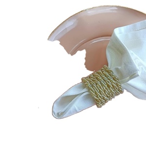 Ronds de serviette en or Champion faits à la main avec perles Décor de table élégant pour les mariages Vacances de Noël et occasions spéciales - Product Image 1