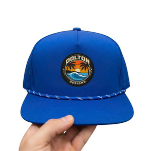 Casquette de golf et de tennis personnalisée en PVC et caoutchouc avec logo, 6 panneaux, visière plate, trous découpés au laser, style imperméable en spandex, casquette snapback pour l'extérieur - Product Image 1