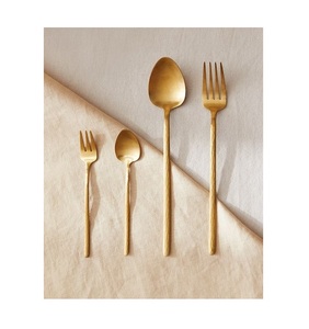 Ensemble de couverts en or martelé à la main - 4 pièces en acier inoxydable mat avec poignées fines texturées pour une restauration fine artisanale - Product Image 1