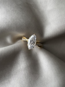 แหวนทองโมอิสซาไนต์สุดหรูสำหรับผู้หญิง แหวนหมั้นทอง 18K/14K เพชรเจียระไนแบบบริลเลียนท์ แหวนแต่งงานแบบทางเลือกแทนเพชร - Product Image 2