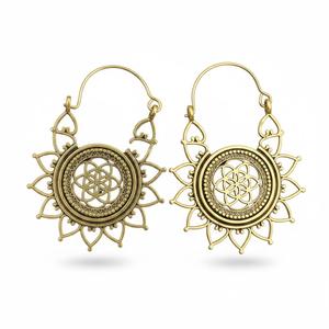 Boucles d'oreilles créoles moyennes tendance en laiton pur plaqué or 18 carats, motif mandala, bijoux géométriques bohèmes faits à la main pour femme, idéales pour un anniversaire - Product Image 1