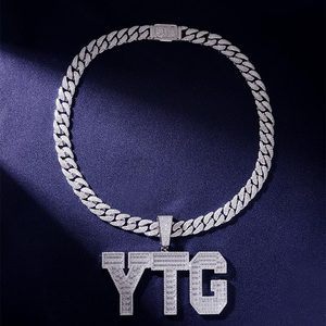 Cadena Cubana Miami de 24 Pulgadas y 12mm con Colgante de Letra, Oro Blanco Sólido de 14K, Diamantes de Laboratorio D VVS, Lujo - Product Image 1