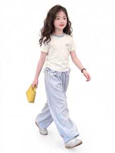 ONETEN APPAREL เสื้อยืดแขนสั้นเด็กสีครีมพิมพ์ลายตัวอักษรคอกลม - Product Image 1