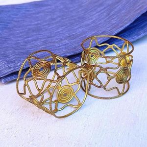 Anneaux de serviette bohèmes en laiton – Accessoire réutilisable moderne et métallique pour hôtels, mariages et restauration – Essentiels de la vaisselle de table - Product Image 1