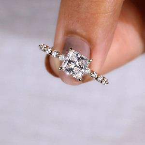 Bague de fiançailles en or massif avec diamant de laboratoire taillé princesse avec sertissage de bulles latérales, cadeau de mariage ou d'anniversaire à la mode - Product Image 4